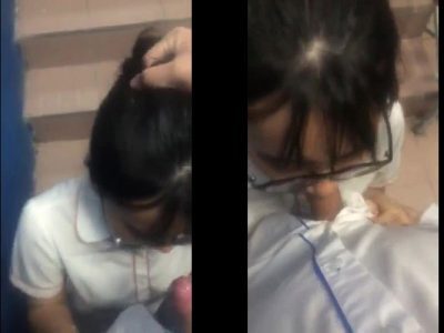 Em nữ sinh lén bú mút cho đứa bạn ở cầu thang trường